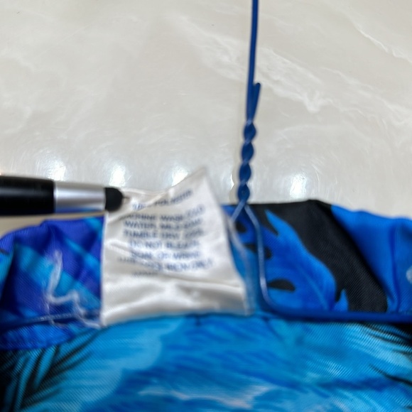 Royal Creations Hawaii shirt. Size large. - Picture 4 of 6